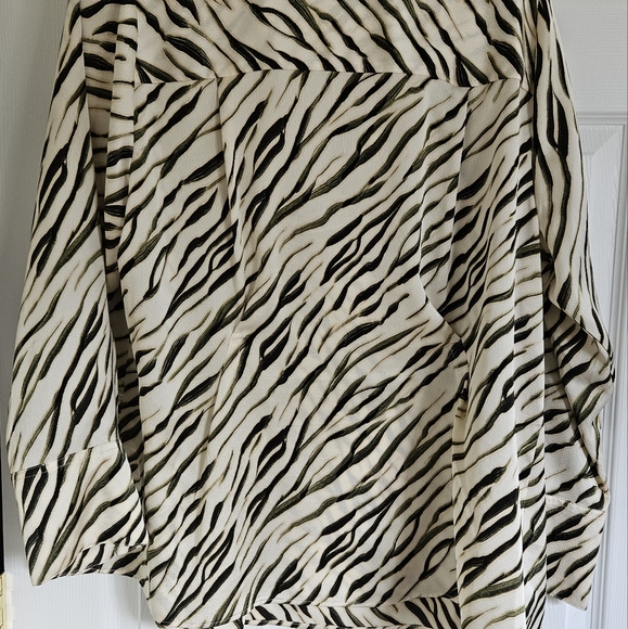 Vince Camuto 1x green and ivory open collar blouse - Picture 2 of 16